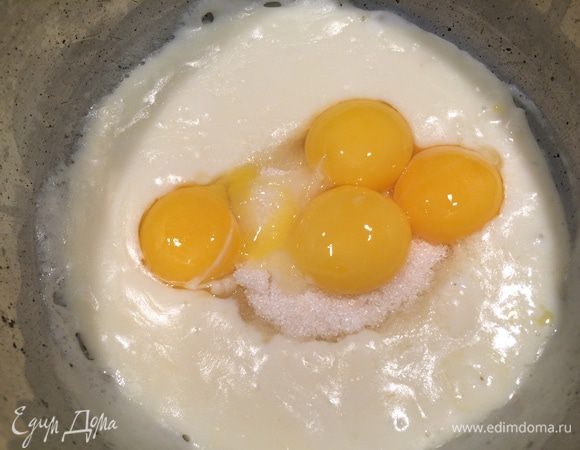 Отделить белки от желтков.
Все желтки вылить в смесь с молоком, быстро размешать. Еще немного проварить. Снять кастрюльку с огня и дать массе слегка остыть.
Добавить апельсиновый ликер Grand Marnier.
