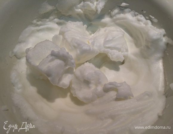 Белки взбить в устойчивую пену, постепенно ввести оставшийся сахар, продолжая взбивать до получения блестящей массы.