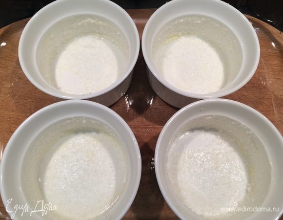 Смазать формы размягченным сливочным маслом, затем обильно посыпать сахаром, так, чтобы форма изнутри была полностью им покрыта. Излишек вытряхнуть. Важно: посыпать сахаром уже перед самым приготовлением, чтобы сахар не успел растаять (в этом случае суфле прилипнет).