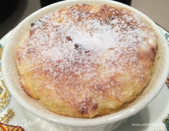 Подготовленные формы наполнить тестом, поставить в середину духовки (заранее разогретой до 180 градусов) и выпекать 20-25 минут. 
Готовое суфле посыпать сахарной пудрой и сразу подать к столу.  
Наслаждайтесь! 
