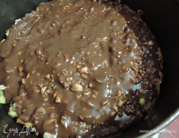 Сверху выливаем половину шоколадной смеси. Она тоже может быть теплой и даже горячей.
Далее чередуем бисквит - арахис - крем - бисквит.