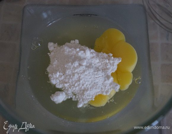 Слегка взбить яйца с сахарной пудрой. 