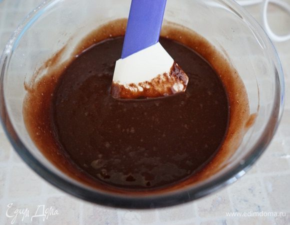 Добавить к ним чуть остывшую масляно-шоколадную массу. Добавить молоко.
