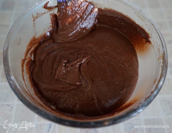 Просеять муку с разрыхлителем. Перемешать.