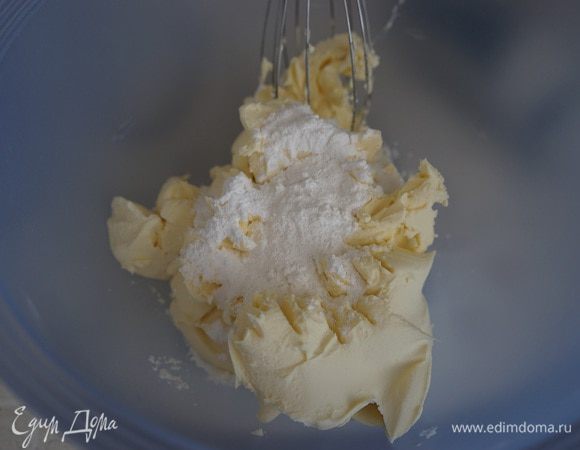 В другой миске слегка взбиваем сливочный сыр (у меня был маскарпоне белорусского производства) и сахарную пудру  блендером на минимальной скорости. Сильно взбивать не надо – только до объединения. По одному добавляем яйца, каждый раз хорошо размешивая массу венчиком. 