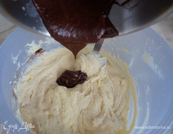 Добавить шоколадно-сливочную массу и все перемешать до однородности.