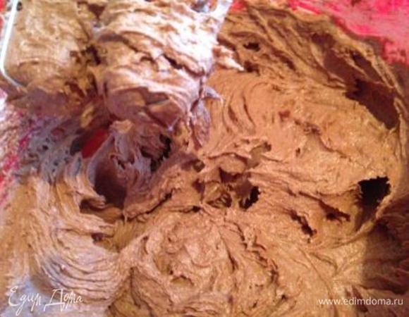 Вариант 1: масляный бисквит
Размягченное масло взбить с сахаром до пышности.
По 1-му ввести яйца, не прекращая взбивать.
Добавить молоко и какао, взбить.
Отдельно просеять муку с разрыхлителем и, взбивая, постепенно ввести в массу.