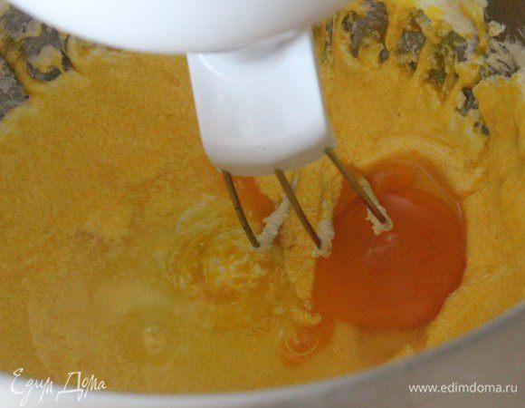 В чаше соедините сахар  и сливочное масло комнатной температуры, не переставая взбивать по одному добавить яйца, хорошо перемешать. 