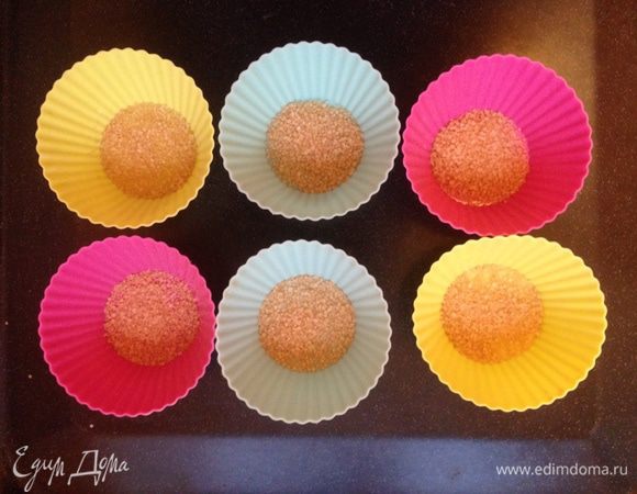 На дно форм для выпечки насыпать немного коричневого сахара