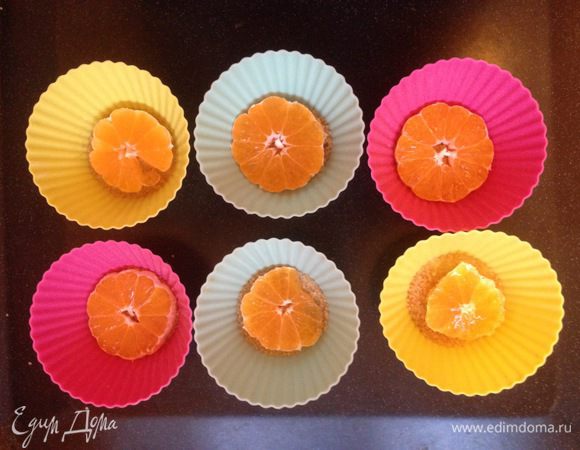 На сахар выложить колечки очищенного мандарина