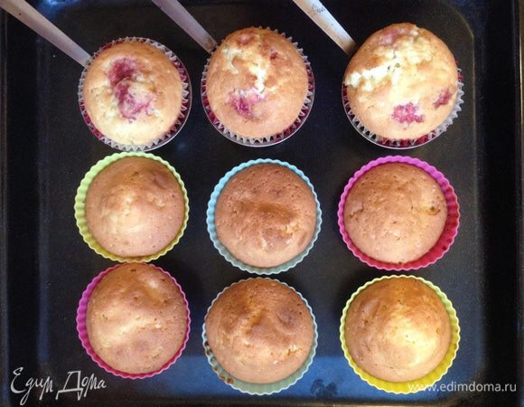 Выпекать в предварительно разогретой до 180 градусов духовке 20-25 минут. 

Я делала половину нормы, у меня получилось 9 кексов (6 с мандарином и бонусом 3 с клюквой)