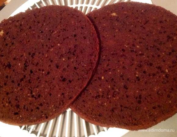 В смазанную маслом форму вылить смесь, выпекать 40-45 минут
вынуть из формы, остудить на решетке.
Ножом надрезать по кругу по середине корж, вставить в надрез нитку и потянуть за оба края, нитка ровно разрежет корж на две части.
