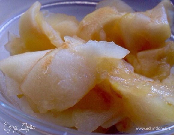 Для яблочной начинки: 
Яблоки помыть, почистить, удалить сердцевину и нарезать не очень тонкими ломтиками. Добавить к яблокам сок лимона и белое вино (можно яблочный сок или обычную воду) поставить на огонь и готовить до мягкости яблок. Это примерно 5-7 минут!
