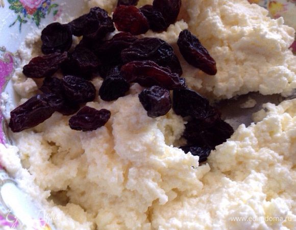 Творожная начинка:
 Творог (у меня домашний) хорошо растереть, смешать с сахаром и изюмом.
