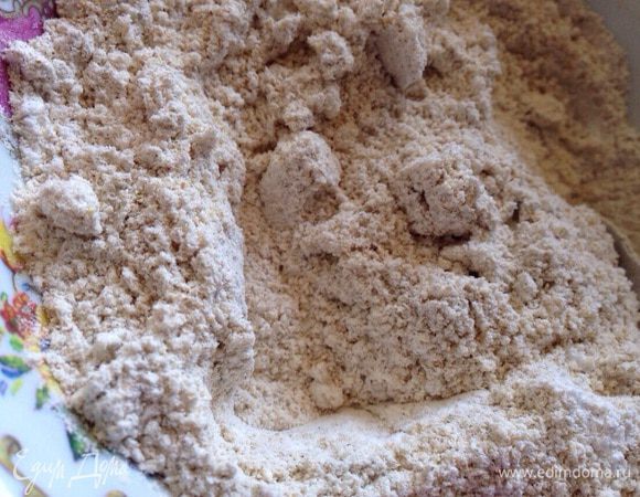 А теперь приступим к тесту:
Смешать в отдельной миске ржаную и овсяную муку (у меня молотые овсяные хлопья), разрыхлитель.