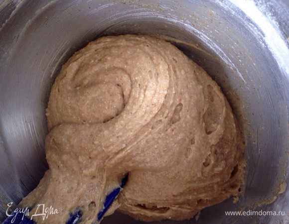 Постепенно, непрерывно помешивая, ввести мучную смесь. Получится достаточно густое тесто.