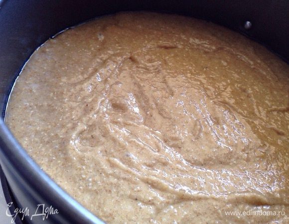 Разъемную форму (20см) смазать растительным маслом. Выложить тесто и разровнять.