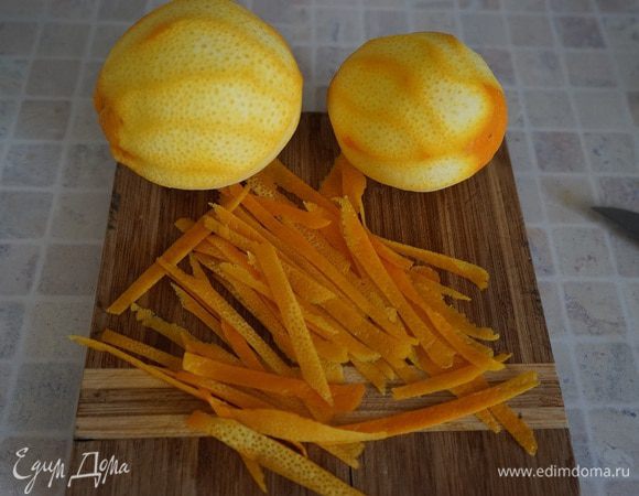 Пока охлаждается торт, подготовим украшение. Мак и вяленую вишню по отдельности залить на пару часов кипяточком, для размягчения. Снять цедру с 2 апельсинов овощечисткой, без белого слоя. Порезать её на тонкие полоски.