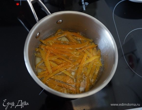 В кастрюльке сварим сироп: 100 грамм воды + 100 грамм сахара, прогреть, опустить туда цедру, варить на среднем огне до выкипания сиропа (около 30 минут). Разложить цедру на пергаменте подсушить.