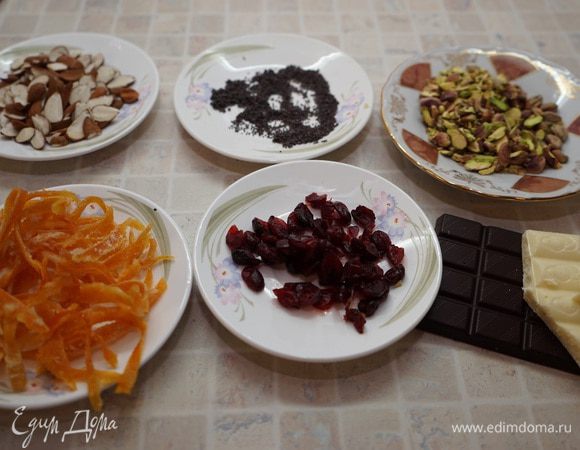  Вот всё, что нам понадобится для украшения.

Для приготовления глазурей надо по отдельности в разных сотейниках растопить темный и белый шоколад в сливках. Будьте аккуратны, сливок мало, нагреваются они быстро! Поведение белого шоколада для меня вообще загадка, и я, чтобы не рисковать растопила его в сливках на водяной бане. 