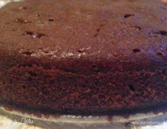 Выложить тесто в смазанную маслом форму и выпекать в разогретой до 180-200 градусов духовке около 40 мин. до сухой палочки.
Готовый бисквит остудить в форме, провести ножом по краю и вытащить.
Разрезать вдоль на 2 коржа.