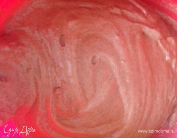 Если вы выбрали 2-й вариант бисквита:
яйца взбить с сахаром в пышную массу (в течение 5-7 мин.).
Соединить муку с разрыхлителем и какао, просеять и частями ввести в яичную смесь, аккуратно перемешивая лопаточкой снизу вверх.