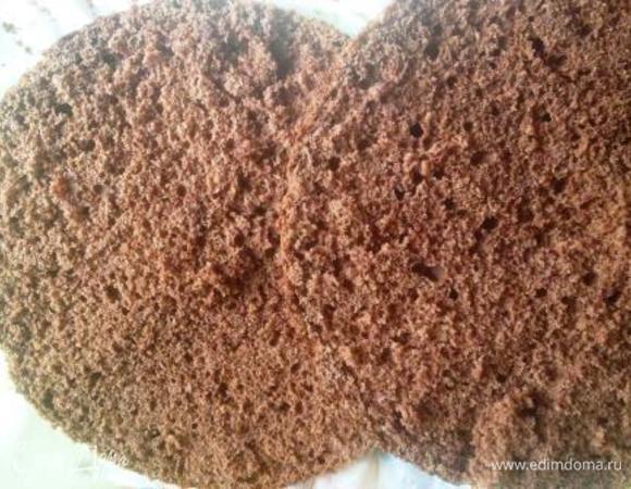 Выложить тесто в смазанную маслом форму и выпекать в разогретой до 180-200 градусов духовке около 30 мин. до сухой палочки.
Готовый бисквит остудить в форме, провести ножом по краю и вытащить.
Разрезать вдоль на 2 коржа. Пропитать каждый корж сливками (можно кокосовым молоком, можно любым сиропом или медовой водичкой).