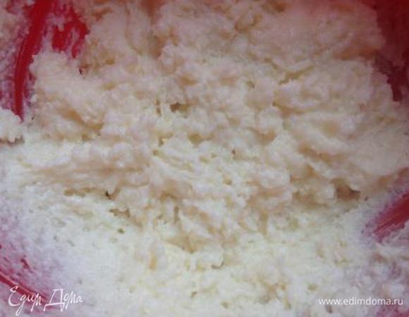 Для 1-го варианта крема:
из молока и манки сварить кашу, остудить. Отдельно взбить масло с сахаром до пышности и, не прекращая взбивать, добавлять по ложке остывшую манку.
Ввести кокосовую стружку (в этом случае я бы рекомендовала измельчить ее в блендере или кофемолке), перемешать.