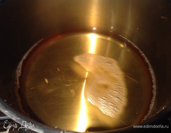 Влейте вино и яблочный сок в кастрюлю.