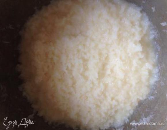 2-й вариант крема кажется мне интересней:
- во-первых, здесь нет манки и абсолютно детской ассоциации с манной кашей;
- во-вторых, кокосовая стружка напитывается маслом и молоком и становится сочной.
В кастрюлю налить молоко, добавить масло и сахар и прогреть до растапливания масла. Всыпать кокосовую стружку и, постоянно помешивая, варить на медленном огне минут 10 после закипания до загустения (стружка впитает в себя масло и молоко). Остудить.