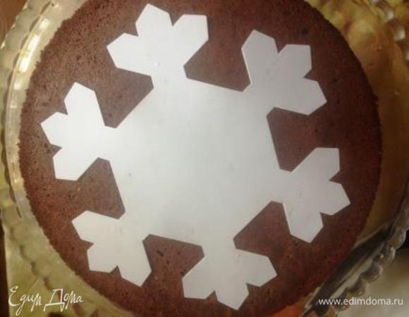 Приготовить глазурь:
смешать все ингредиенты и, постоянно помешивая, довести до кипения.
Сборка торта:
более выпуклый корж (верхушка бисквита) поместить на блюдо, на него выложить весь крем, разровнять, сверху выложить 2-й корж (дно бисквита, чтобы был ровный).
На него выкладываем трафарет (можно через поиск в интернете найти желаемую вами картинку, распечатать или просто обвести по экрану монитора и вырезать).
