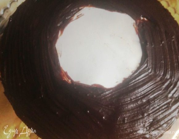 И с помощью кисточки (если хотите рельеф) или ложки (если хотите, чтобы глазурь легла гладко) нанести глазурь на торт по трафарету.