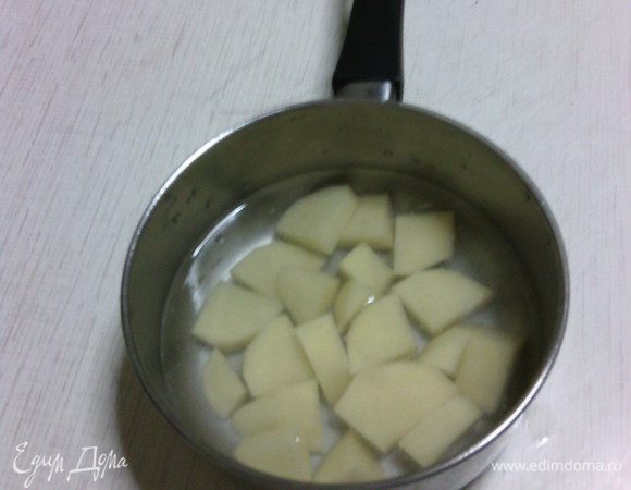 Картофель отварить до готовности. Затем размять в пюре, немного остудить.
Если у вас есть готовое пюре, то можно использовать его. :)