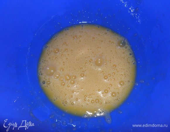 В отдельную посуду разбиваем яйцо и слегка взбиваем вилкой.