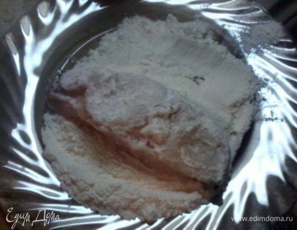 Каждый кусочек рыбы обвалять сначала в муке,
