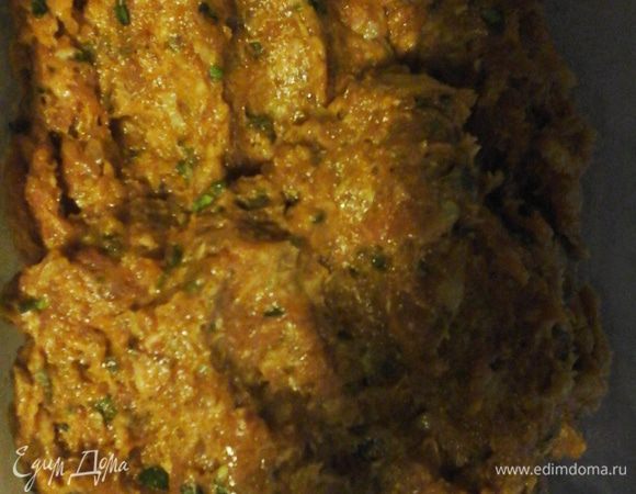 Фарш готовлю с вечера чтобы он хорошо пропитался.
куриную грудку, говядину, лук, кориандр пропускаем 2 раза через мясорубку. Добавляем 2 яйца,  2 ст.л оливкого масла , специи, перемешиваем и отпрввляем в холодильник минимум на 2 часа