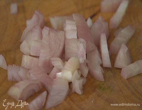 Лук и чеснок почистить и мелко порубить.