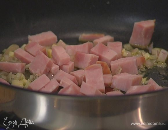 Ветчину нарезать кубиками, добавить к луку с чесноком, все перемешать.