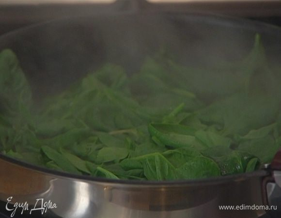 Шпинат выложить в сковороду с ветчиной и луком, накрыть крышкой и дать шпинату поплыть.