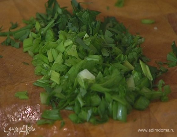 Петрушку и зеленый лук мелко порубить.
