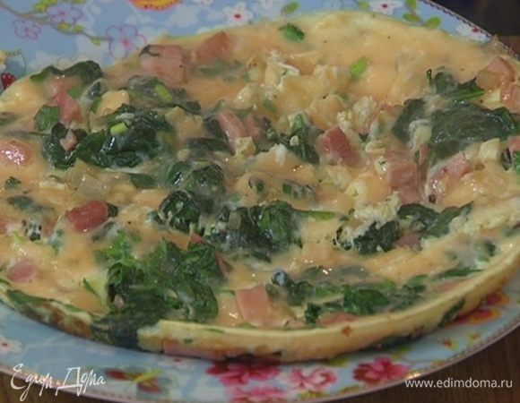 Готовить фриттату 4–5 минут под крышкой.