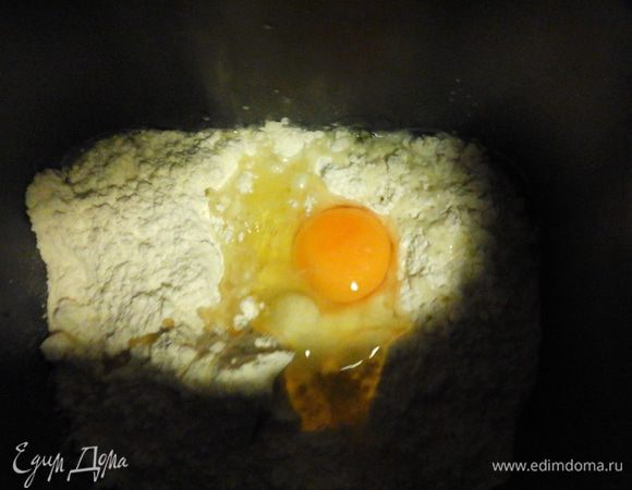 В глубокую посуду разбиваем одно яйцо, добавляем соль, 200 миллилитров воды, 500 граммов муки и замешиваем крутое тесто, в конце добавляем 2 столовые ложки растительного масла.