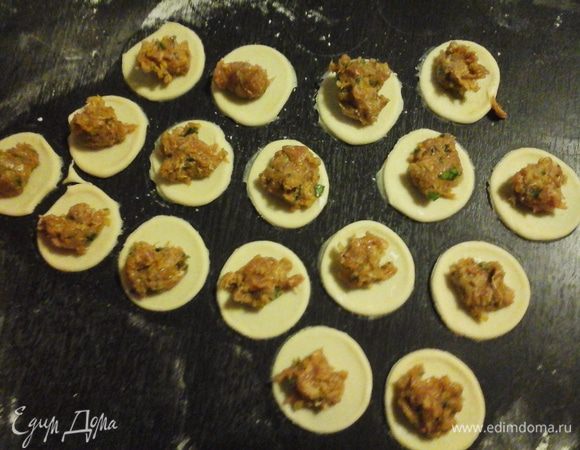 Отрезаем кусочек теста и раскатываем его  толщиной 1 миллиметр.стаканом диаметром 3 сантиметра вырезаем  кружочки.
На середину каждого кружочка кладём 1/3 чайной ложки фарша и защипываем пельмени.