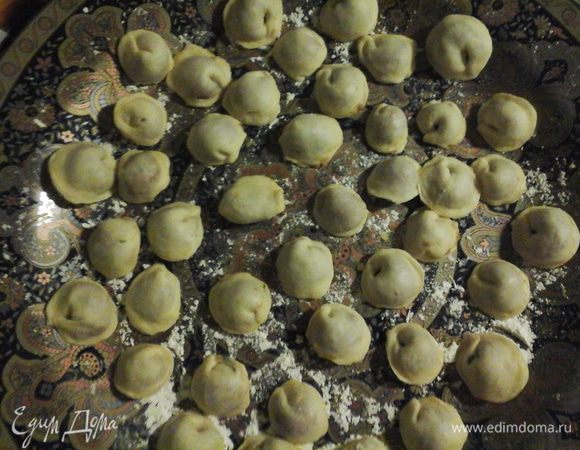 Складываем пельмени на посыпанную мукой доску или тарелку (Я выкладиваю на большую тарелку)продолжаем раскатывать по "кусочку "тесто и склеивать пельмешки.