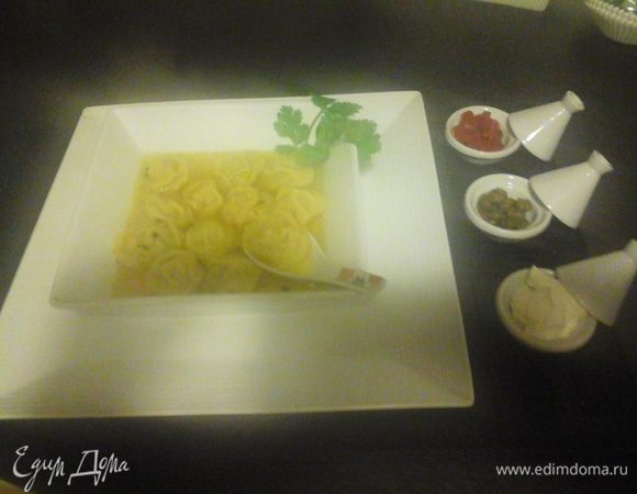 Пельмени кладем в кипящую воду (приправы и соль по вкусу)  порциями на 10-15 минут ,выкладываем на тарелку с бульоном. можно добавить сметану ,harissa-Ариса ,каперсы!! приятного аппетита