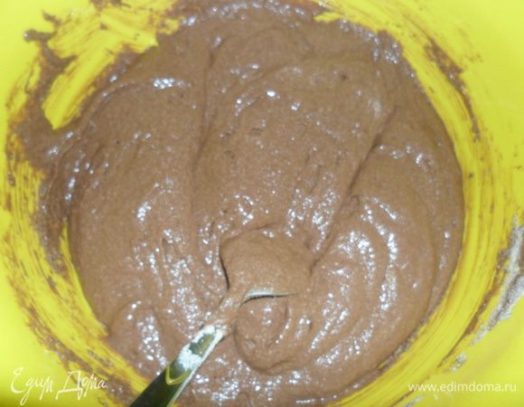 Смешать сметану с какао и сахаром. Добавить соду,яйцо, перемешать и всыпать манку. Еще раз тщательно перемешать. Тесто должно быть консистенции очень густой сметаны.