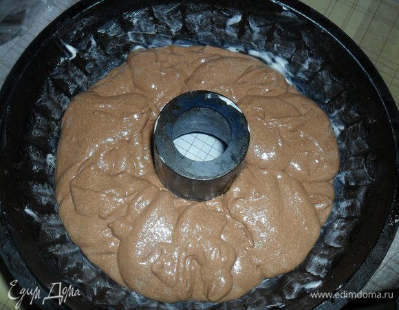 Сверху вылить оставшееся тесто и в разогретую до 180С духовку на 40-45 минут.  Готовность проверять деревянной палочкой. 