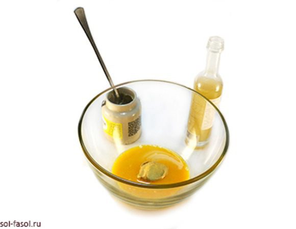 В миску с желтками добавьте горчицу (это необязательный ингредиент), соль, сахар, перец по желанию и уксус. Если Вы решили добавить в майонез анчоусы или вытяжку из анчоусов, не используйте соль на данном этапе.

Даже если вы привыкли к крупной морской соли и тростниковому сахару, возьмите все же мелкие белые специи: крупные кристаллы плохо расходятся и станут центром, вокруг которого собирается масло, майонез будет некрасивым и неоднородным. Если у Вас нет специй очень тонкого помола, я рекомендую воспользоваться ступкой, чтобы как следует их растереть.
 
Венчиком хорошо взбейте желтки со специями, чтобы они слегка побелели, а специи как следует растворились. Это основа майонеза.


Уже на этом этапе можно экспериментировать! Горчица – по желанию. Классический майонез идет без горчицы, но с горчицей – более привычный нам прованский вкус. Меняйте уксусы каждый раз. Используйте то уксус, настоянный на малине, то на инжире, то уксус из шампанского, то из сидра, то из хереса! Сейчас можно найти практически любой уксус, который Вы только можете загадать. Единственное правило – использовать белый винный уксус хорошего качества (т. е. не черный бальзамик и не уксус из красного вина), больше правил нет!  Хотя и этого никто не запрещает: правда, цвет у готового соуса изменится. 

Вместо уксуса можно добавить лимонный сок в объеме в два раза большем, чем заменяемый объем уксуса.
 
