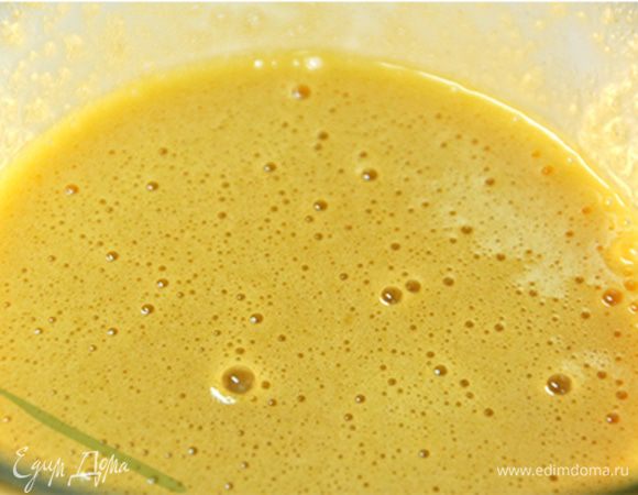 Начинайте добавлять масло небольшими порциями. Это очень важное правило! Вливайте его маленькой струйкой, и хорошо взбивайте венчиком до полного однородного состояния. Только затем, после полного соединения масла с соусом, добавляйте следующую порцию. Наш объем масла 200 мл. будет вмешан в соус примерно за семь раз.
 
И вот еще секрет: чем меньше вмешано масла в соус, тем меньше должны быть порции вливания. Таким образом, первая порция должна быть совсем маленькая  - буквально чайная ложка, вторая – уже чуть больше и т. д. Если Вы вольете сразу много масла – соединить все в однородный соус будет гораздо сложнее. Выправить ситуацию, конечно, можно  - с помощью ложечки уксуса: ее нужно вылить на поверхность, и начать взбивать венчиком только небольшую часть поверхности соуса, сконцентрированную вокруг этого уксуса. Взбивать нужно очень энергично, постепенно увеличивая радиус действия и углубляясь. Тем не менее, лучше не доводить до этого и вливать масло порциями, никуда не торопясь.

С каждой порцией масла соус будет становиться все гуще и гуще, светлее и светлее. Чудо! В конце концов, он станет густым и уже будет напоминать тот майонез, который Вы привыкли видеть. Но он будет не белым, как в магазине, а желтовато-кремовым, т.к. Вы использовали хорошие яйца и качественное масло!