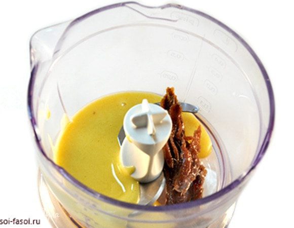 Вместо ореховых ноток я иногда добавляю в соус анчоусы или вытяжку из анчоусов.

Соль, как говорилось Выше, в этом случае не добавляют. Для простых анчоусов: отлейте немного готового соуса в блендер, добавьте анчоусы и хорошо пробейте, чтобы филе рыбки разбилось на мелкие кусочки («растворяются» анчоусы только в горячем блюде, поэтому тут надо именно блендер или ступка). Затем соедините полученную пасту с оставшимся майонезом. Этот соус не будет однородным в любом случае, поэтому я предпочитаю именно вытяжку: добавьте несколько капель вытяжки вместе с другими специями на этапе №2.

